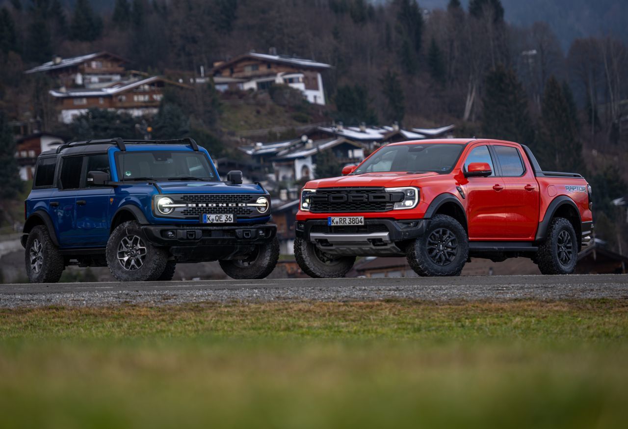 Fazit von Motorprofis-Redakteur Fabian Steiner: „Ford stellt sich neu auf: Mit Modellen, die auf VW-Technik basieren, aber ganz anders aussehen. Und mit lässigen Autos aus dem US-Portfolio, die später auch lokal produziert werden könnten. Ob der Imagewandel zur Cool Car-Brand in Europa gelingt, wird sich zeigen – sicher ist soviel: Bald ist Ford eine andere Marke.