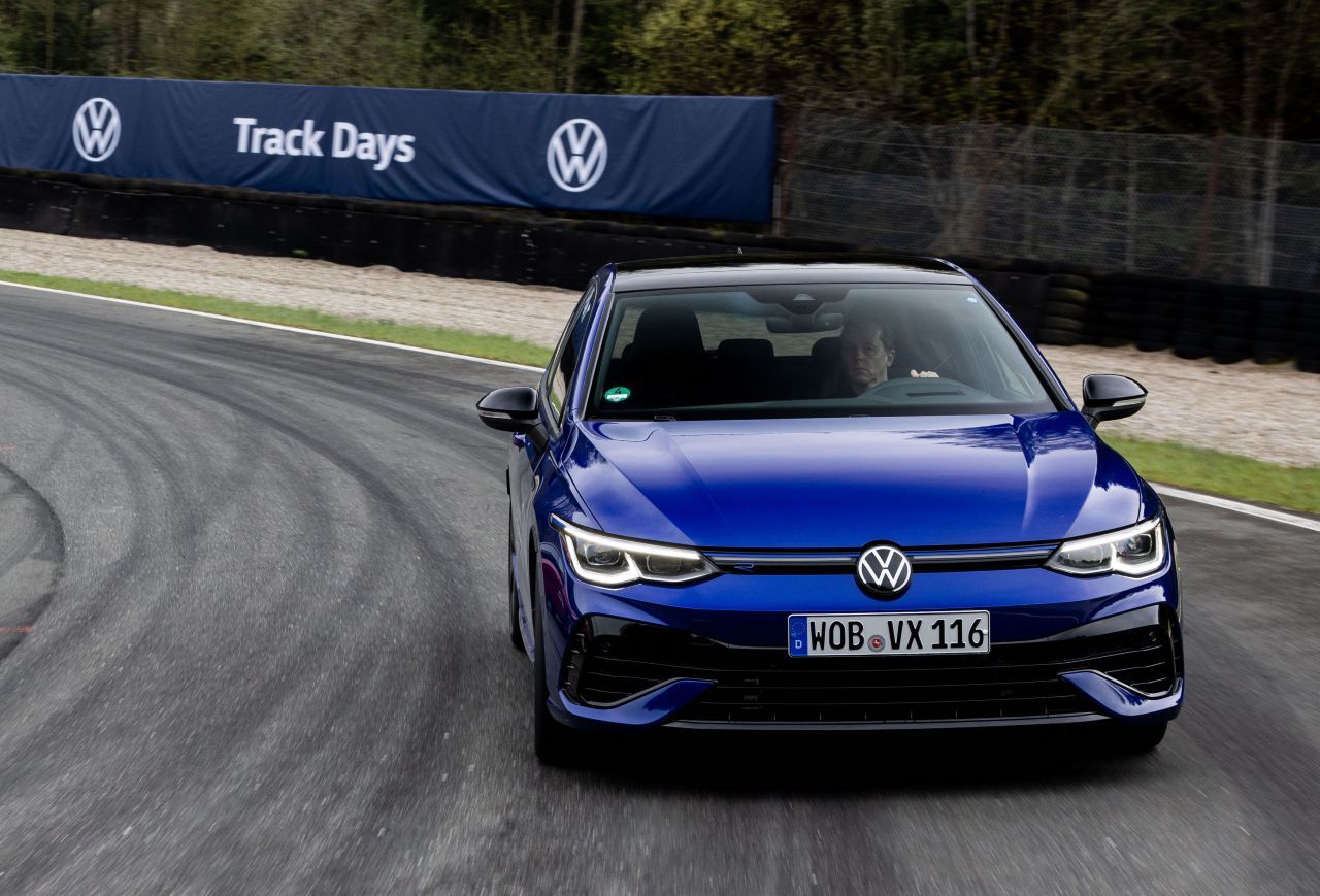 Fazit von Motorprofis-Tester Fabian Steiner: „Was vor 20 Jahren mit einem im Hinterzimmer entwickelten Golf R32 begann, hat sich zur eigenständigen Performance-Brand entwickelt. Große Motorsport-Erfolge haben der Marke aus Warmenau weitergeholfen, nun expandiert Volkswagen R auch bei den Serienautos. Deren Charakter ist unterschiedlich, bei Rennstreckenausflügen wie den Volkswagen Track Days am  Salzburgring fühlt sich der Golf R natürlich besonders wohl.