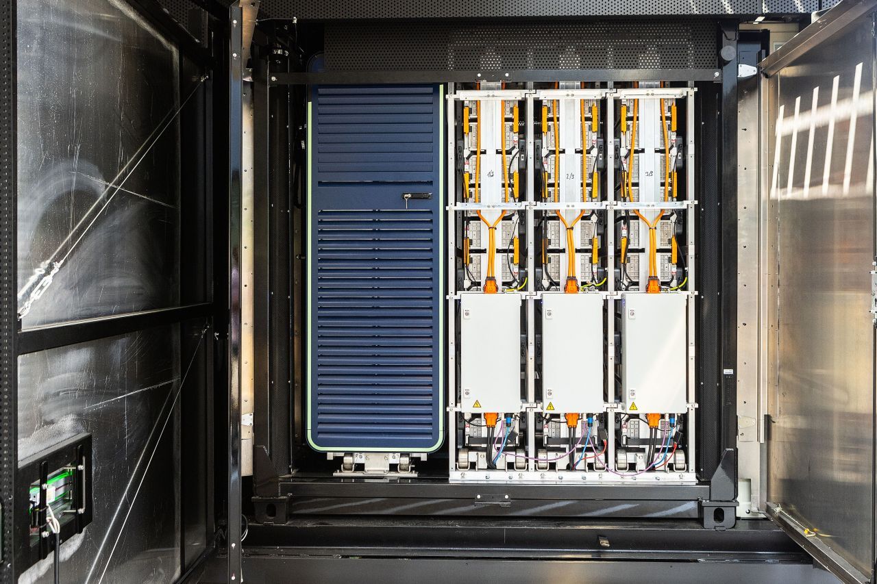 Herzstück der Anlage: Lithium-Ionen-Batterien, die aus Audi-Erprobungsfahrzeugen stammen und als Pufferspeicher für Gleichstrom weiterleben.