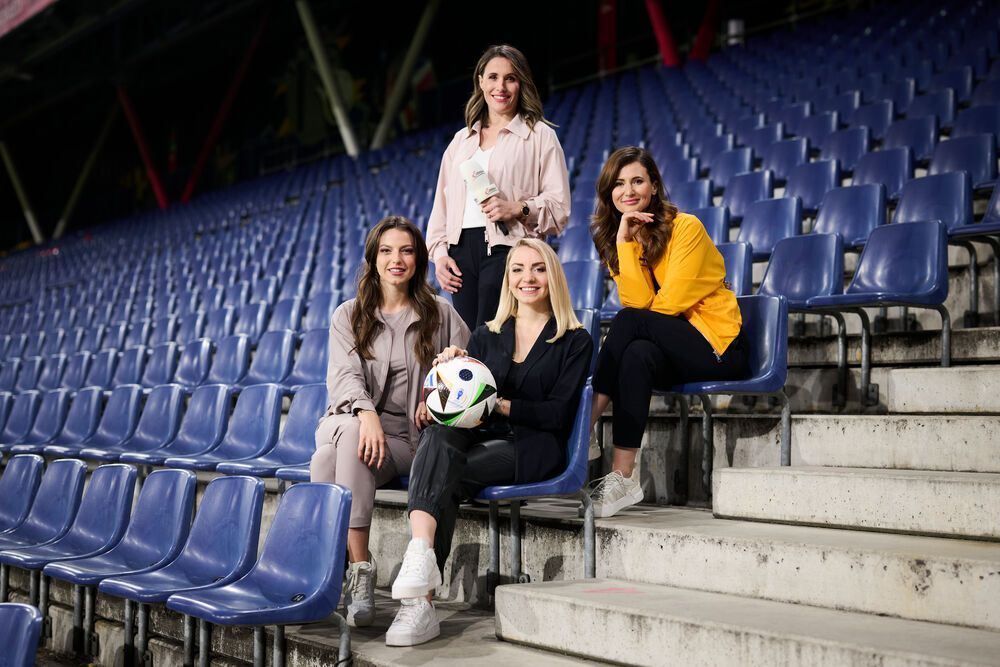 Servus TV Sport setzt (auch) im Fußball auf Frauen-Power: Alina Marzi, Birgit Nössing, Anna Maria Wiesinger (früher Brunnauer) und Julia Kienast.