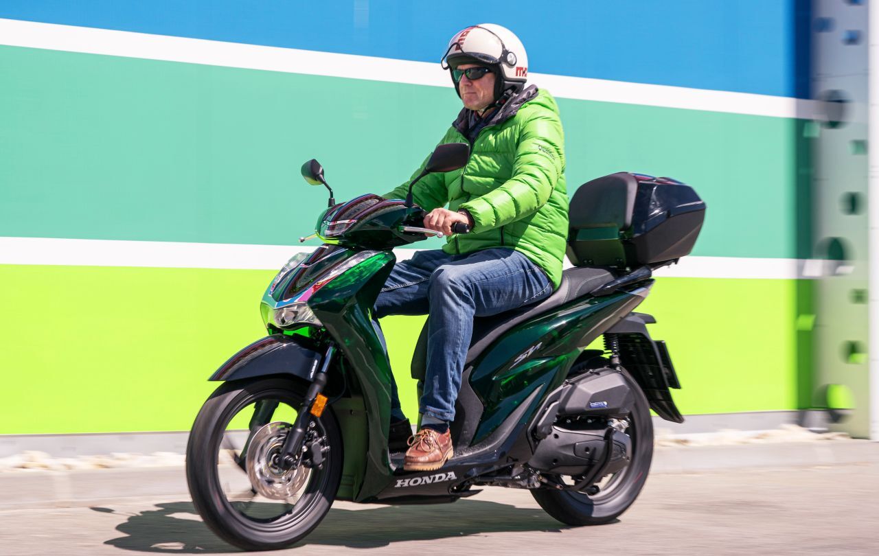 Fazit von Motorprofis-Tester Stefan Pabeschitz: „Der SH125i bleibt, was er schon bisher war: Ein gelungener Mix aus Stil, Hightech und Wirtschaftlichkeit, sauber abgestimmt für den Alltags-Spaß in City und Umland. In der Vetro-Variante setzt er nun noch einen Design-Effekt drauf, den er momentan absolut exklusiv offeriert. Und zwar ohne Aufpreis.