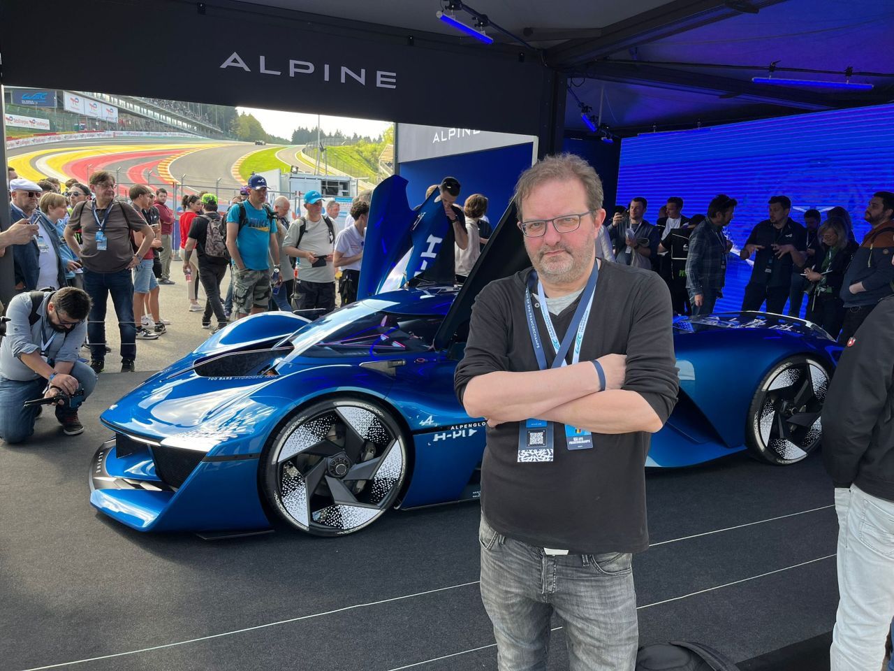 Motorprofis.at-Reporter Gerald Enzinger mit dem Alpine Alpenglow Hy4. Ab Samstag sieht man den Boliden auch auf der Rennstrecke rasen.