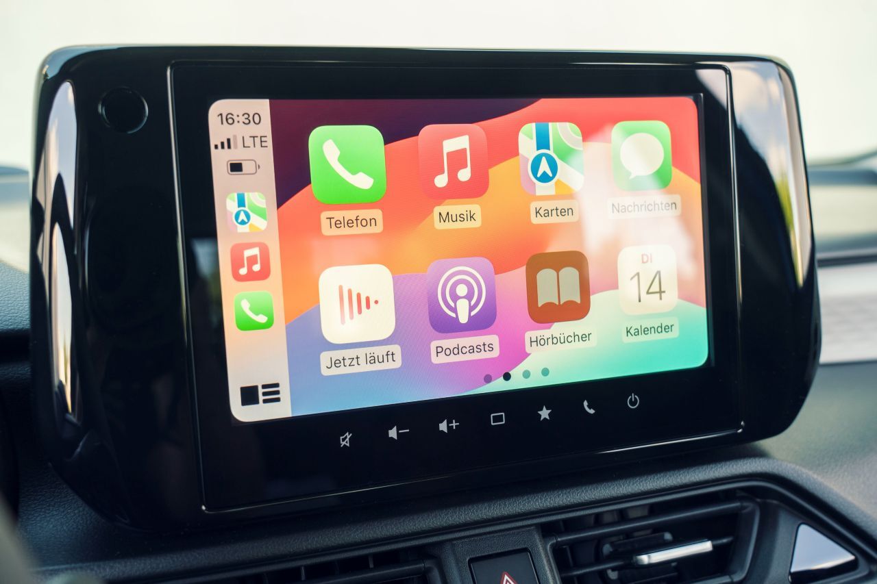 Kabellose Verbindungen zu Apple CarPlay und Android Auto: Ausreichend schnell, deckt die Bedürfnisse nach Navigation, Musik und Telefonie gut ab.