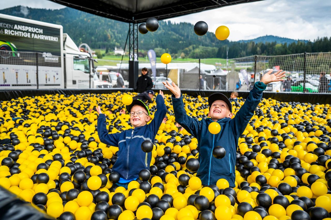 Das Raser-Paradies am Red Bull Ring hat sogar ein Bälleparadies. Die Kinder freuen sich.