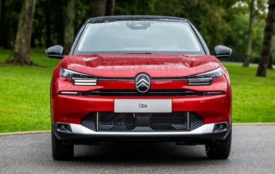 Citroën C4 und C4 X wechseln auf einen neuen Look, der von der Geradlinigkeit des Concept Cars oli inspiriert ist. - Kreativ ohne Umschweife