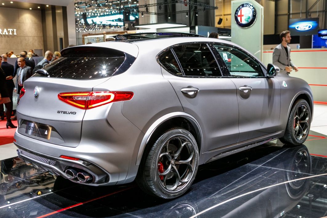 Alfa feiert seine Sportlichkeit mit zwei limitierten Sondermodellen. Der Alfa Romeo Stelvio Quadrifoglio NRING ist eine Hommage an den Nürburgring. Nur 108 Exemplare werden gebaut – eins pro Jahr der Historie von Alfa Romeo. Das Label NRING steht für den Rundenrekord für SUVs, den der Alfa Romeo Stelvio Quadrifoglio auf der legendären Nordschleife des Nürburgrings mit einer Zeit von 7.51,7 Minuten aufgestellt hat.