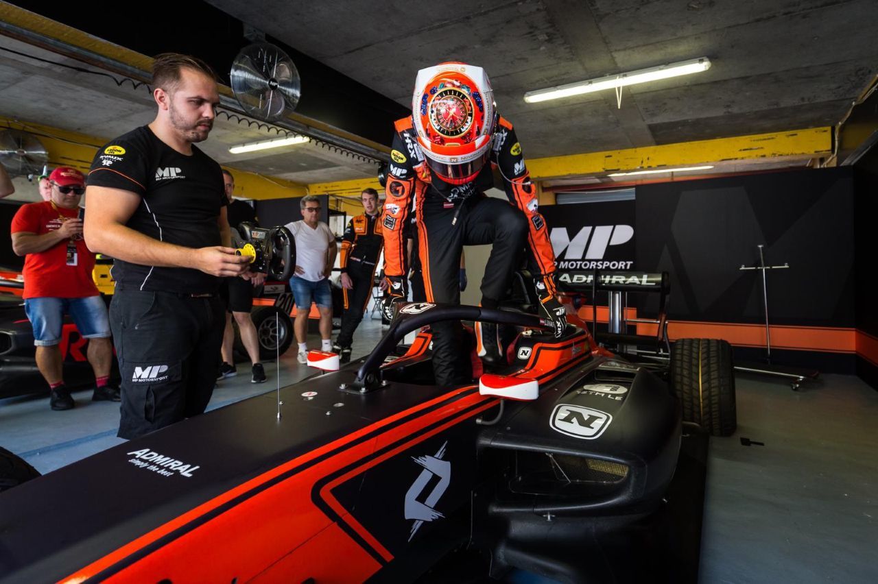 Erste Sitzprobe. Lukas Dunner fährt in Macau für das Team von MP-Motorsport. 2020 folgt eine Saison in der F3-EM.